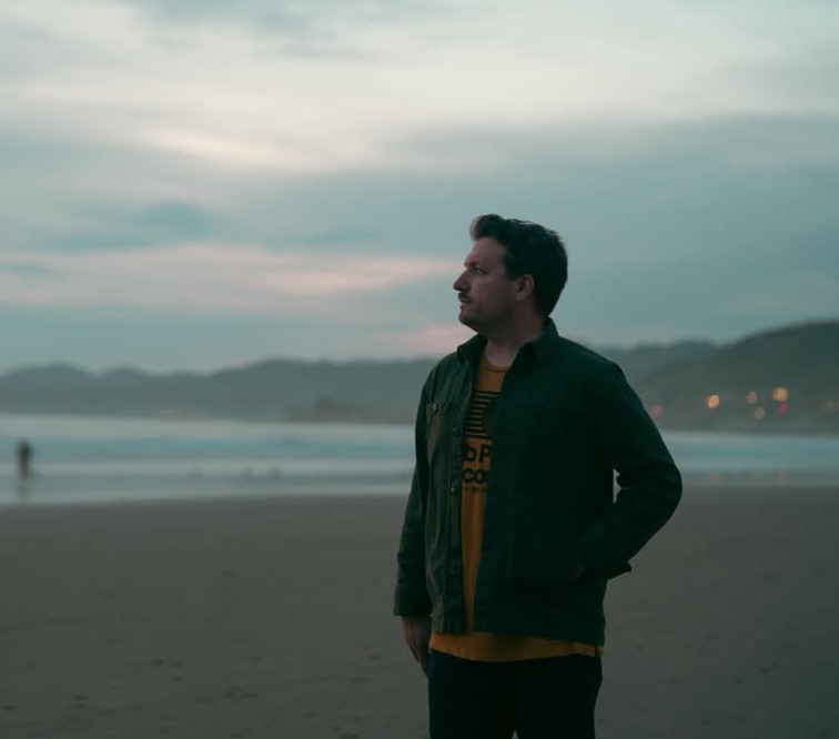 Collington Releases Reflective Pop-Rock Single “Waiting for Daylight (ARRÊT)” Collington